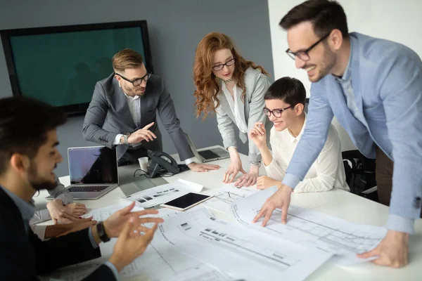 Gruppo di imprenditori che collaborano — Foto Stock