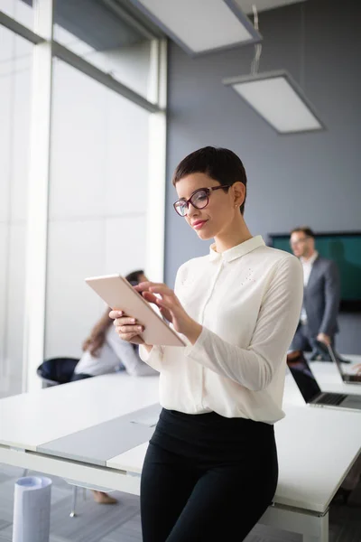 Schöne Geschäftsfrau mit Tablet — Stockfoto