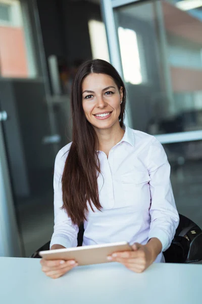 Beautiful businesswoman using tablet — Stock Photo, Image