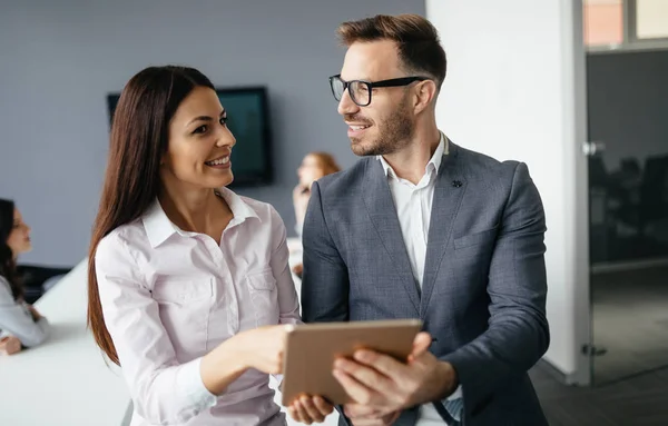 Uomini d'affari che lavorano in ufficio — Foto Stock