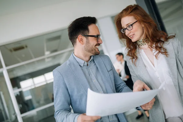 Grupp av affärsmän som samarbetar — Stockfoto