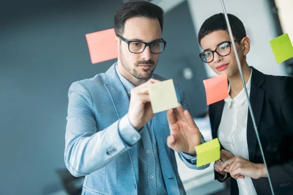 Des gens d'affaires créatifs travaillant — Photo