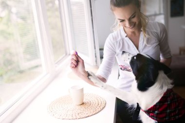 Güzel kadın köpekle oynamayı