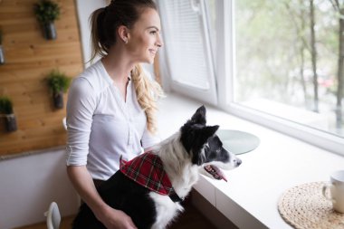 Güzel kadın köpekle oynamayı