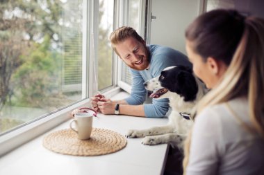 sevimli köpekleri ile Çift