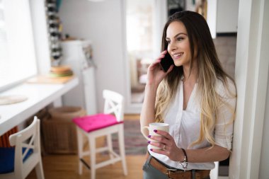 Telefon kullanarak ve kahve içme kadın