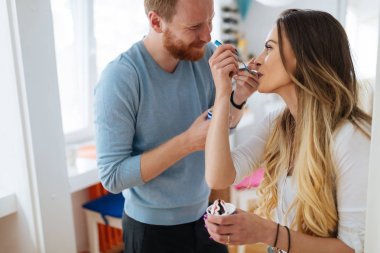 Eğleniyor ve evde gülüyor bir çift