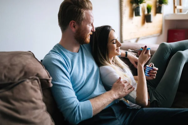 Paar verliefd liggend op de Bank — Stockfoto