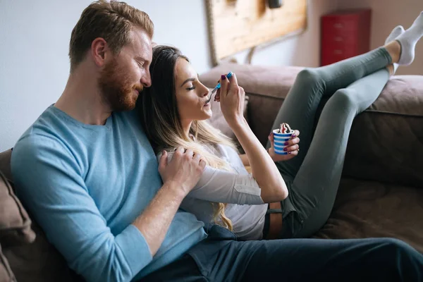 Paar verliefd eten van ijs — Stockfoto