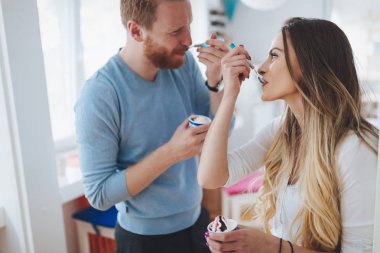 Eğleniyor ve evde gülüyor bir çift