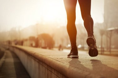 günbatımı üzerinde çalışan jogger bacakları