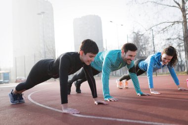 Arkadaşlar birlikte çalışıyor.