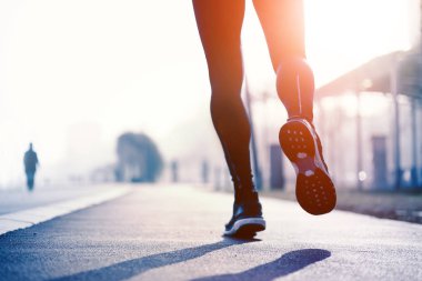 günbatımı üzerinde çalışan jogger bacakları