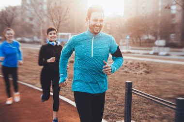 Mutlu arkadaş birlikte eğitim