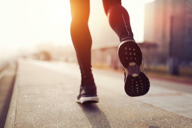 günbatımı üzerinde çalışan jogger bacakları