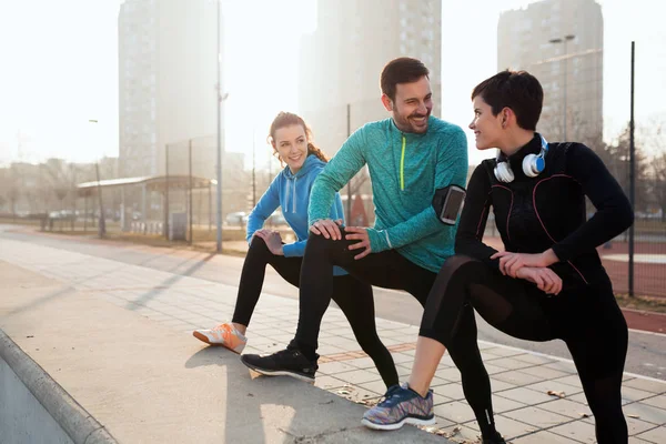 Glückliche Freunde beim gemeinsamen Training — Stockfoto