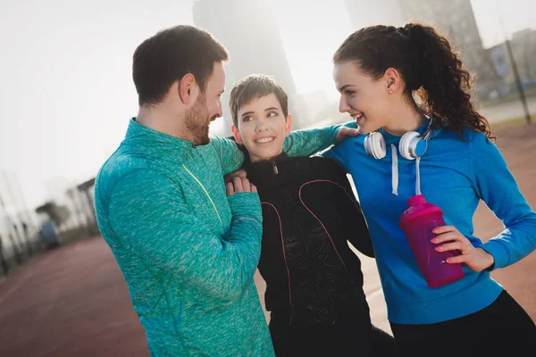 Amis entraînement de fitness ensemble — Photo