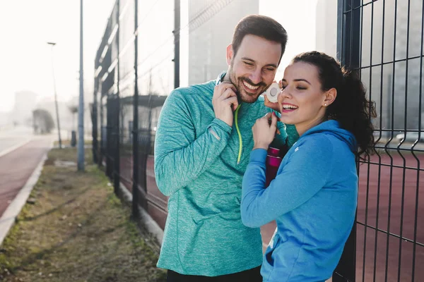 Amis sportifs écoutant de la musique — Photo