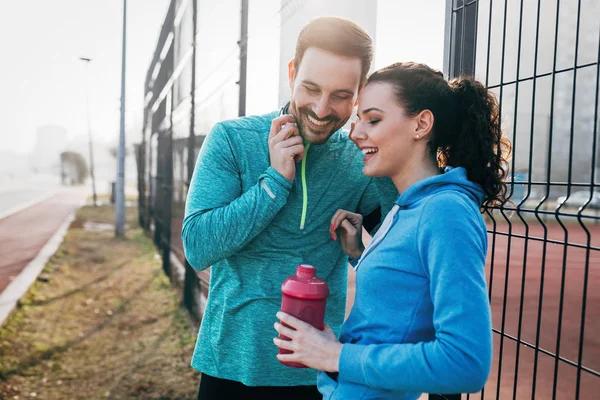 Glückliche Sportler und Sportlerinnen flirten — Stockfoto