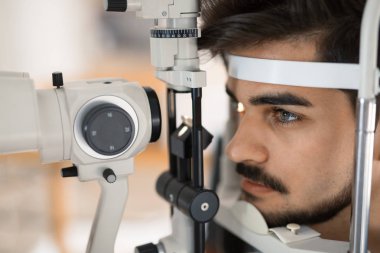 Slit lamba optometrist adlı hastaya