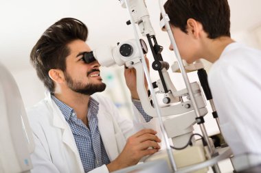 Göz doktoru muayene hasta