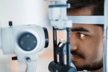 Slit lamba optometrist adlı hastaya