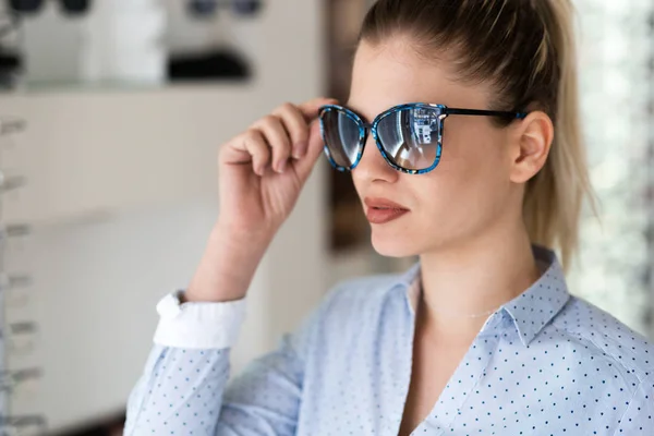 Blonde femme essayer sur les lunettes de soleil — Photo