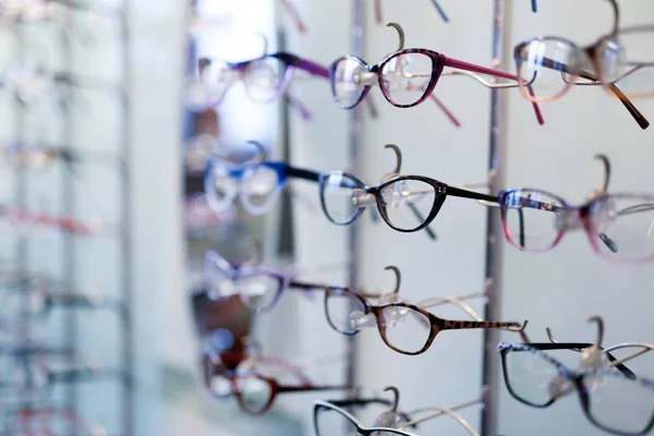 Diversi occhiali visualizzati in negozio — Foto Stock