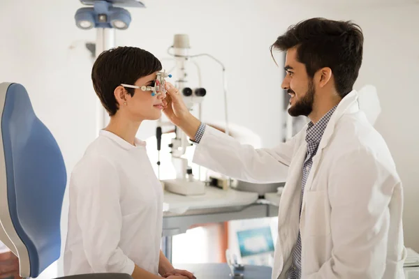 Optometrista che controlla la vista del paziente — Foto Stock