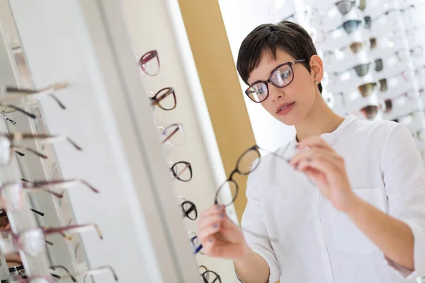 Mulher escolhendo novos óculos — Fotografia de Stock