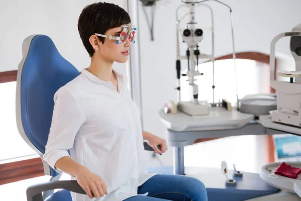Kvinnlig patient i oftalmologi klinik — Stockfoto