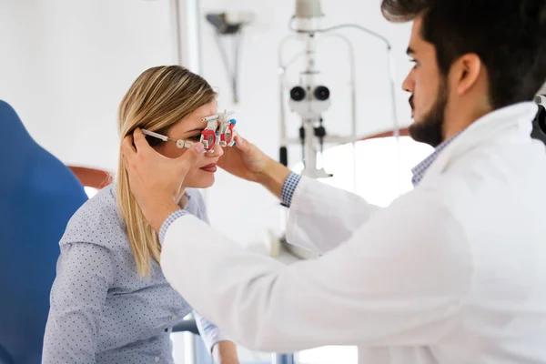 Vrouwelijke patiënt in oogheelkunde kliniek — Stockfoto