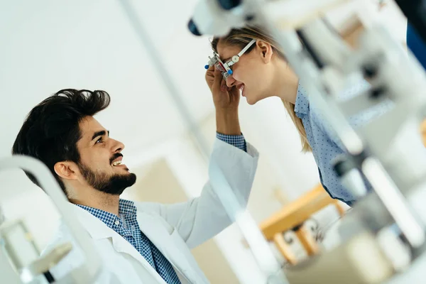 Optometrista verificando a visão do paciente e correção da visão — Fotografia de Stock