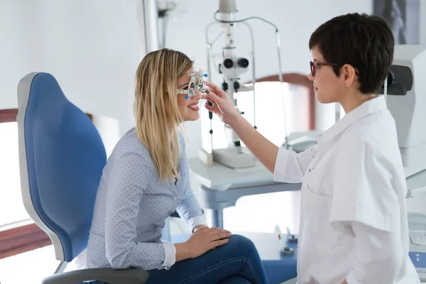 Kvinnan gör synundersökning med optiker — Stockfoto