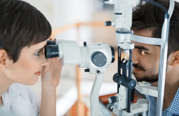 目の検査をしている女性 — ストック写真
