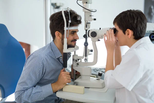 Esame della vista oculare del paziente — Foto Stock