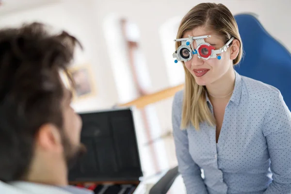 Donna che fa il test degli occhi con l'optometrista — Foto Stock