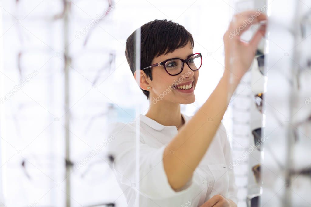 happy woman choosing glasses