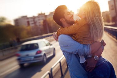 Aşk sarılma içinde güzel Çift