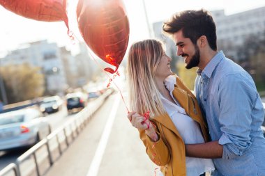 Birbirine aşık genç bir çift.