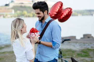 Adam kız arkadaşı hediye kutusu sunmak