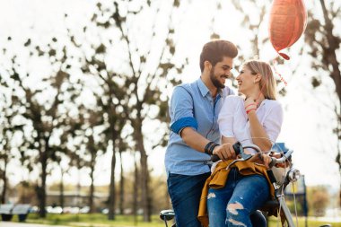 Genç çift uzanan sevgi dolu