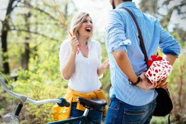 Adam kız arkadaşına hediye vermek
