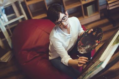 kadın sanatçı boyama