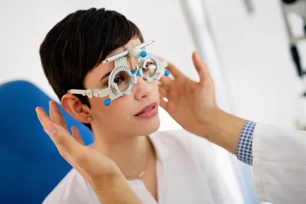 診療所での視力検査 — ストック写真