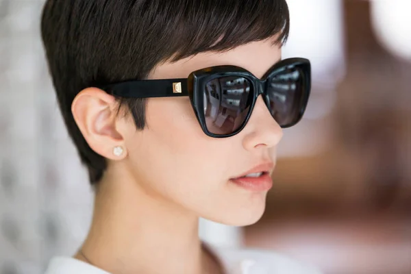 Model posiert in modischer Sonnenbrille — Stockfoto