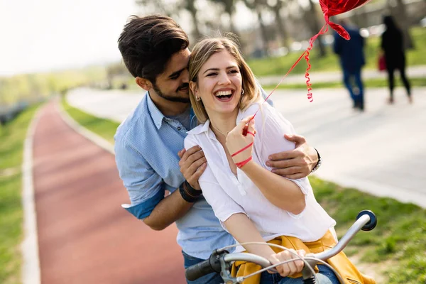 Namoro casal enquanto andar de bicicleta — Fotografia de Stock