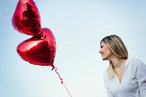 Kadın kalp şeklinde balonlar ile — Stok fotoğraf