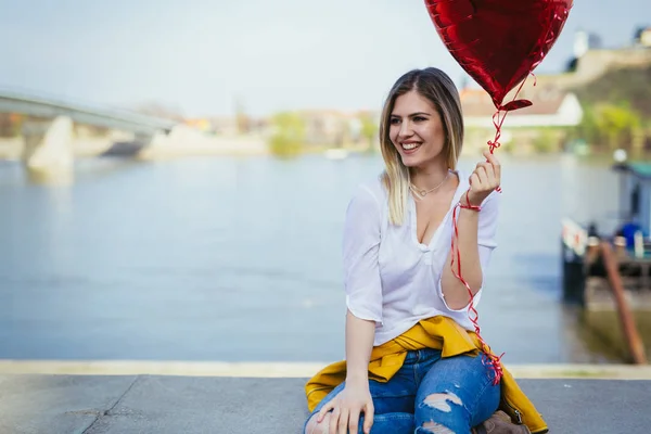 Mulher com balão em forma de coração — Fotografia de Stock