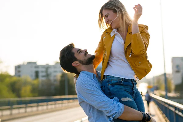 Beau couple amoureux sortir ensemble — Photo